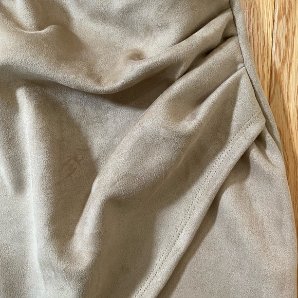 Windsor faux suede taupe brown skirt, NWOT, never worn size XS - Picture 3 of 4
